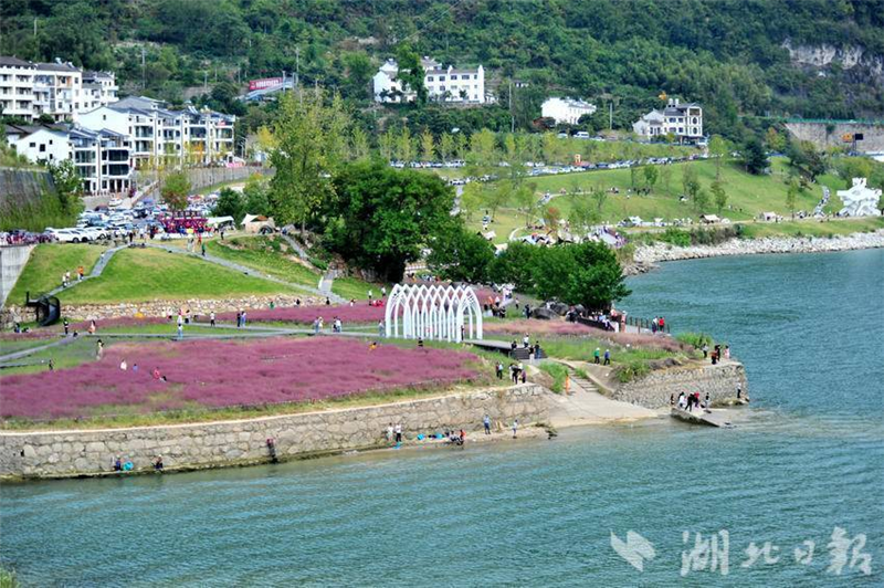 宜昌：峡江风景美 江畔休闲游