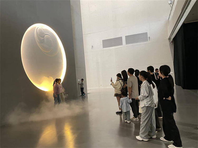 2024武汉双年展开展 国内外200余件作品共同呈现当代艺术盛宴