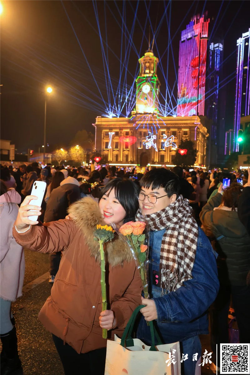 武汉迎来新年第一场狂欢