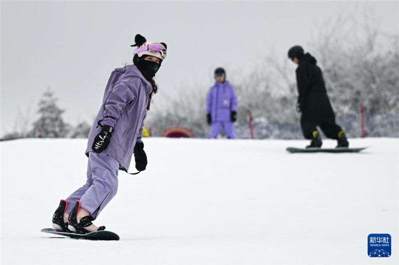 湖北利川：“冰雪赛道”助力乡村旅游“加速跑”