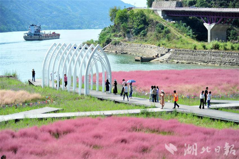 宜昌：峡江风景美 江畔休闲游