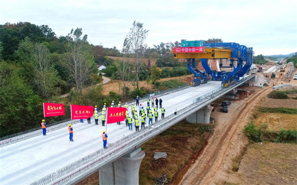 国庆我在岗！襄荆铁路建设加速推进