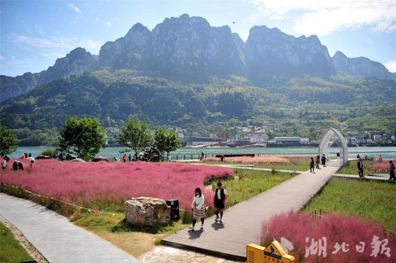 宜昌：峡江风景美 江畔休闲游