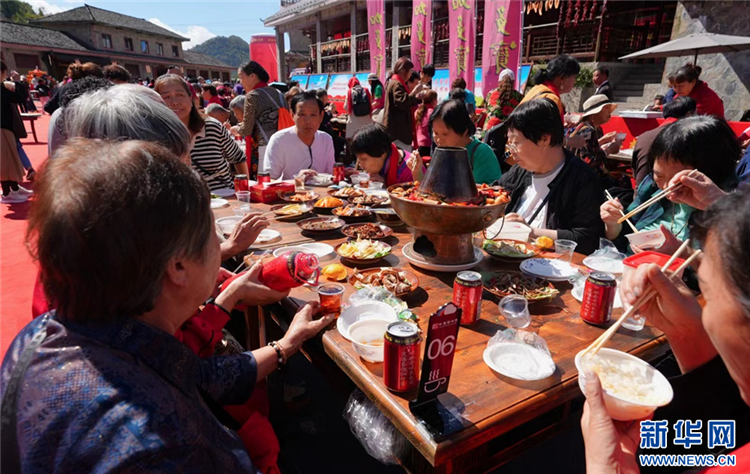 湖北五峰：景区百米“长龙宴”热闹迎游客