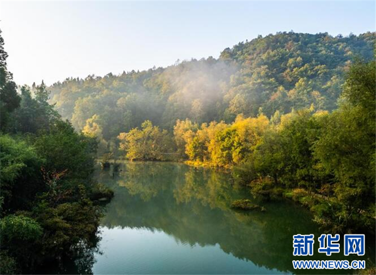 湖北鹤峰：秋天董家河 层林尽绘水墨卷