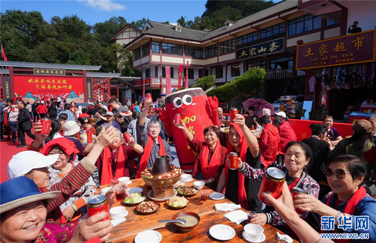 湖北五峰：景区百米“长龙宴”热闹迎游客