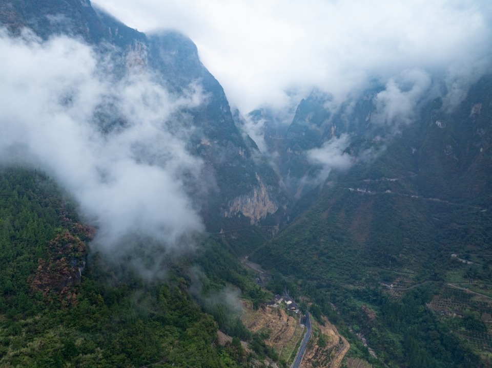 重庆巫山：秋日云雨中的下庄天路