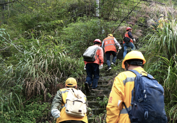 渝怀铁路“搜山人” 当好列车运行“守护神”