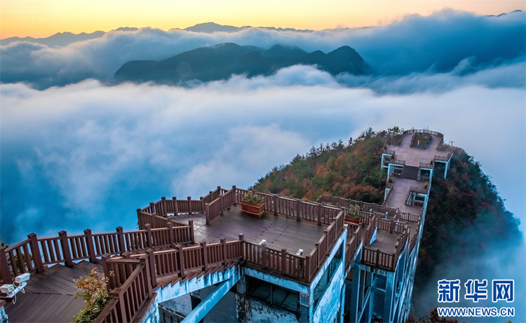 重庆：三峡红叶缀青山 巫山云海奔腾来