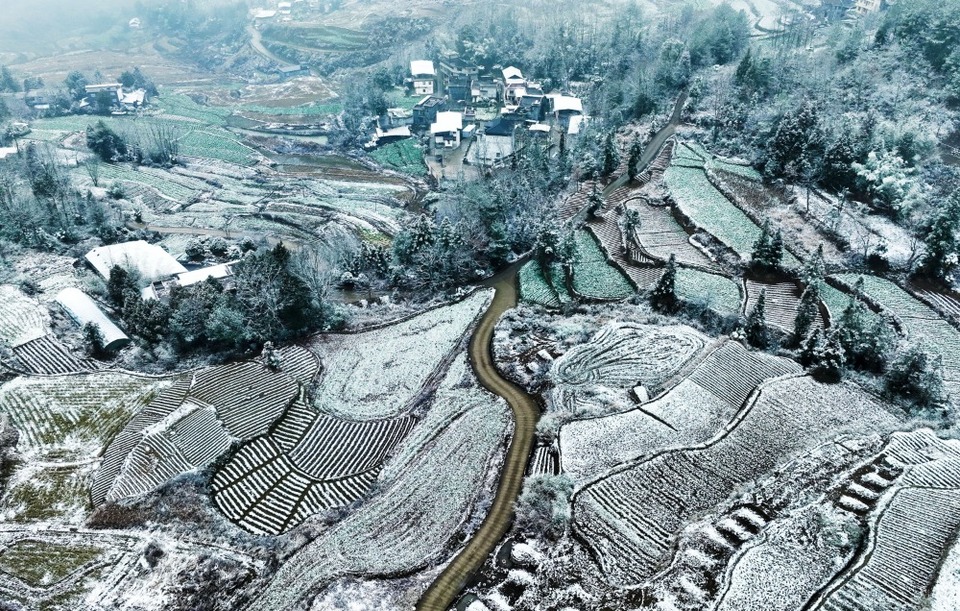 重庆黔江：春雪落山间 农家入画来