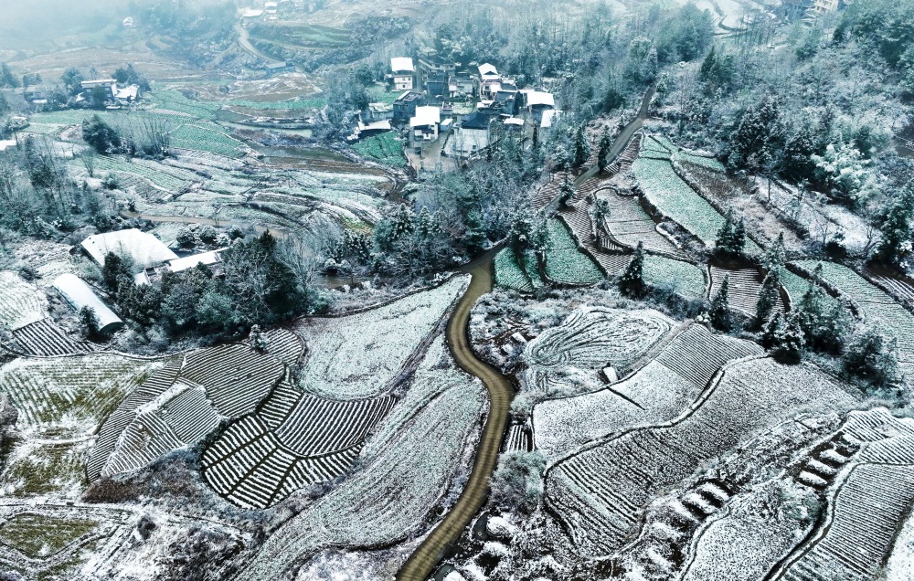 重庆黔江：春雪落山间 农家入画来