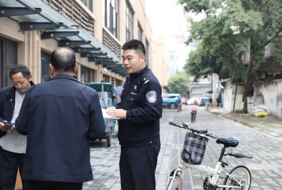 重庆江津民警陈难：自行车上的社区守护者