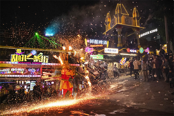 重庆涪陵举行美心红酒小镇第6届红酒节暨穿越时空奇妙夜活动