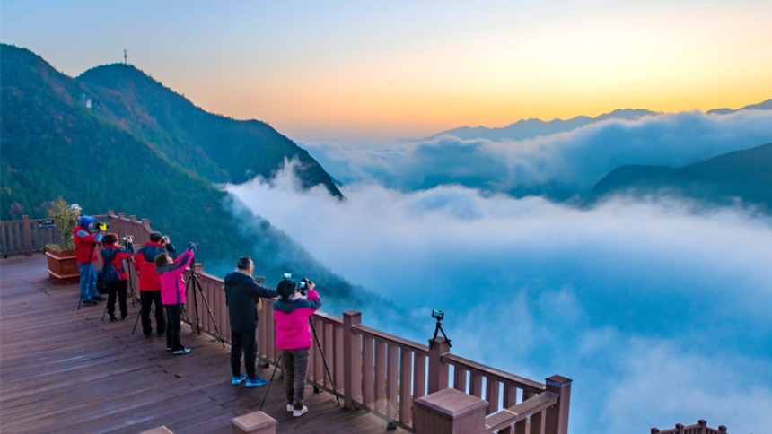 重庆：三峡红叶缀青山 巫山云海奔腾来