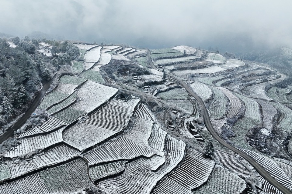 重庆黔江：春雪落山间 农家入画来