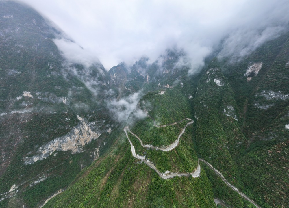 重庆巫山：秋日云雨中的下庄天路