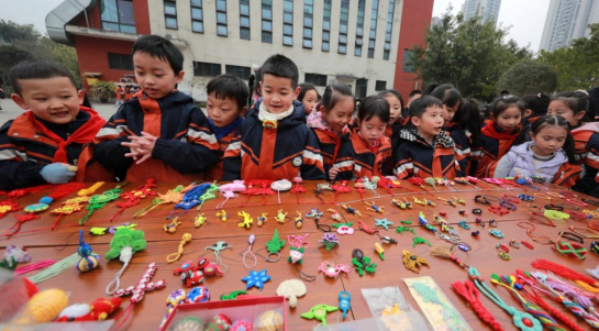 重庆：大佛段小学“向光而行，追梦启新”迎元旦科技童玩节开幕