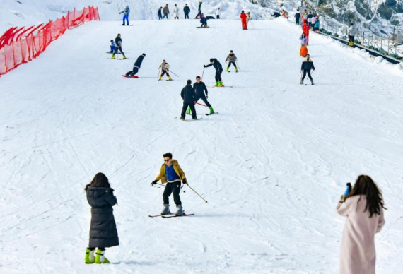 玩雪泡温泉品年味 重庆金佛山蛇年狂欢即将开启