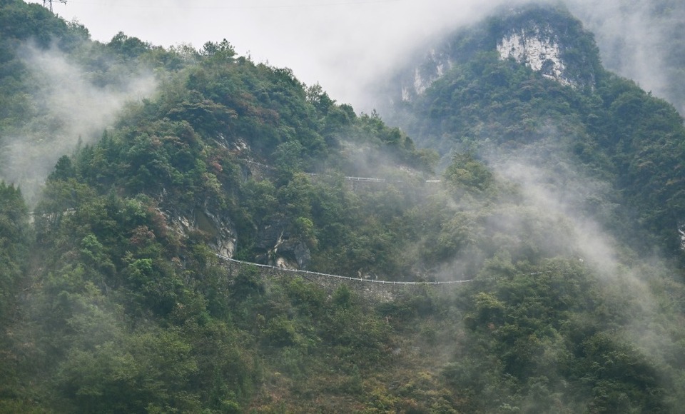 重庆巫山：秋日云雨中的下庄天路