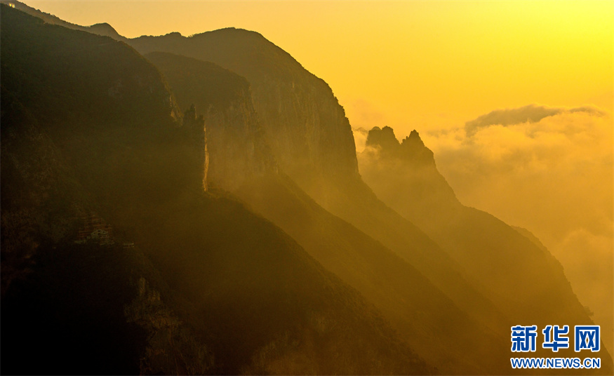 重庆：三峡红叶缀青山 巫山云海奔腾来