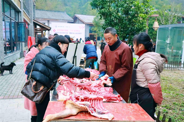 重庆：首届金佛山178刨猪汤文旅消费季（金山场）开启