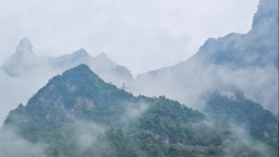 重庆巫山：秋日云雨中的下庄天路