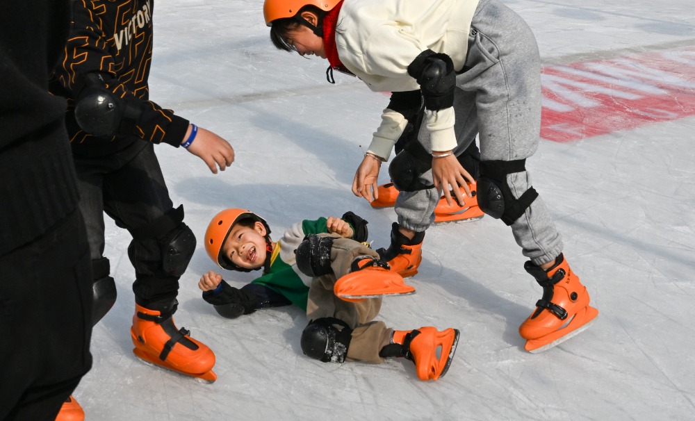 重庆：商圈冰雪经济带火多元消费