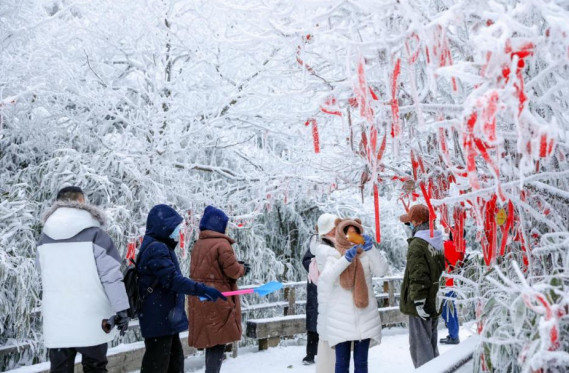 玩雪泡温泉品年味 重庆金佛山蛇年狂欢即将开启