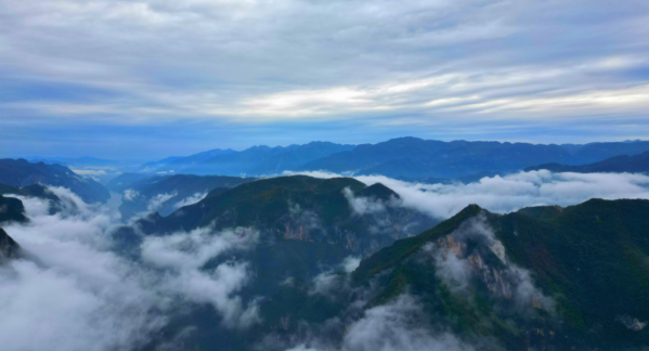 重庆巫山：初冬巫峡云海奇幻 山峦秀美与云共舞