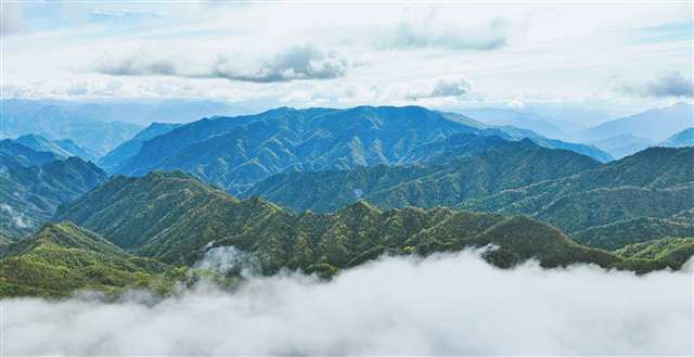 重庆城口： 云瀑青山 相映成画