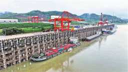 长江上游首座万吨级码头国内集装箱班轮首航