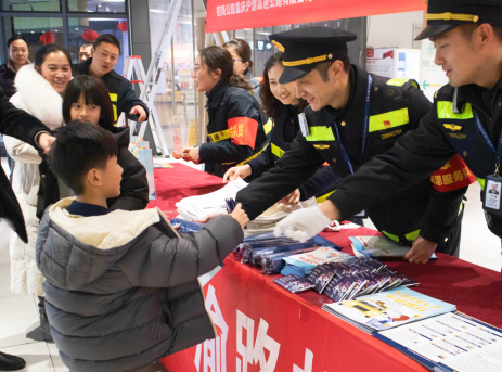 重庆交通执法总队：“行安我护伴你行 渝路畅通迎新春”