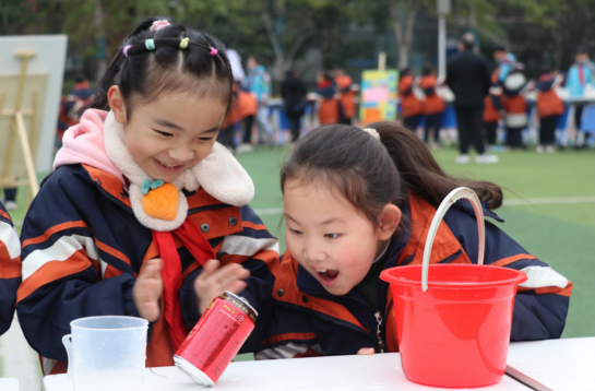 重庆：大佛段小学“向光而行，追梦启新”迎元旦科技童玩节开幕