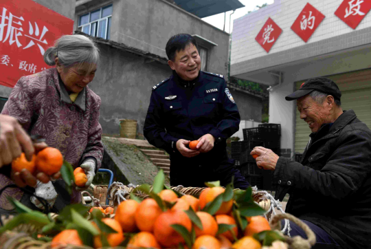 重庆民警何大为：用“心”驻村  用“行”助村