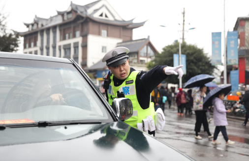 重庆江津：新春闹元宵 “警”色护平安