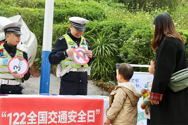 重庆涪陵：“警景”联动 创意宣传共筑交通安全防线