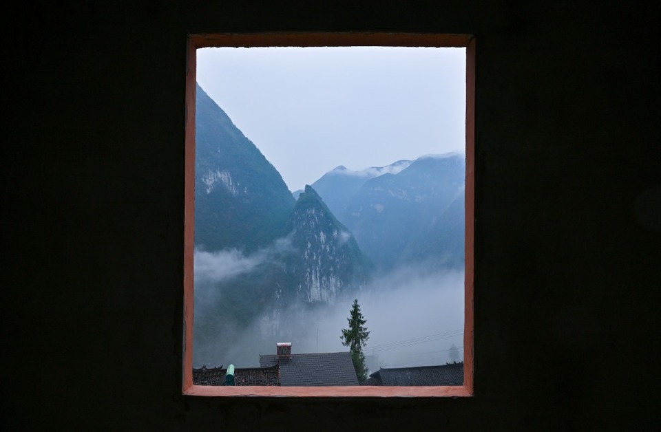 重庆巫山：秋日云雨中的下庄天路