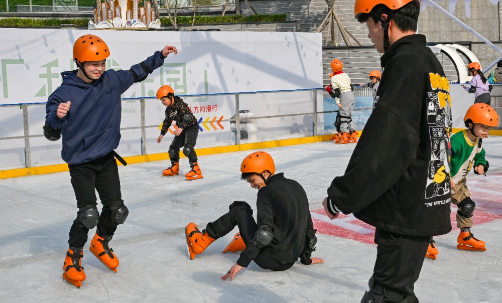 重庆：商圈冰雪经济带火多元消费