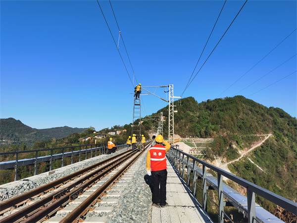 宜万铁路K191驷步河大桥抢险复旧工程送电成功