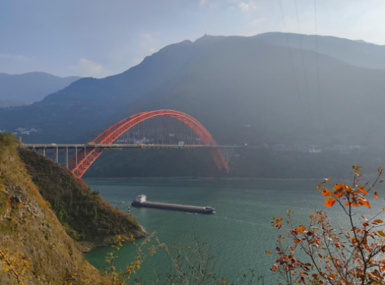 重庆巫山：高峡平湖红叶美 冬季旅游迎热潮