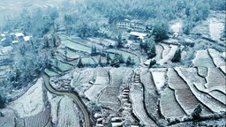 重庆黔江：春雪落山间 农家入画来