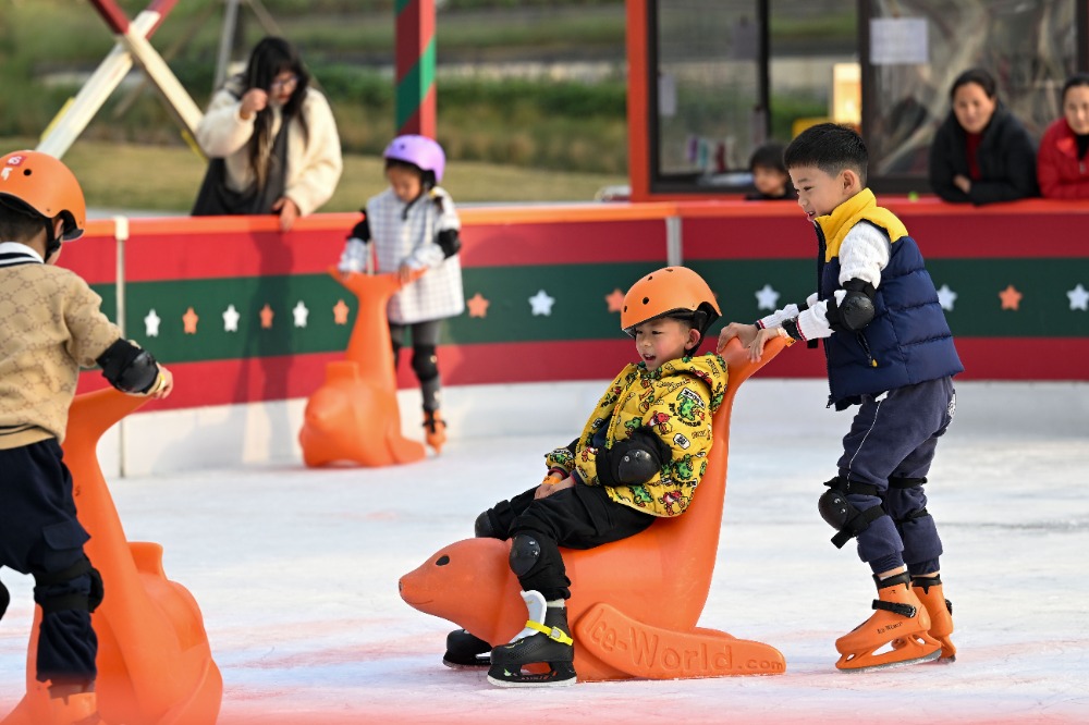 重庆：商圈冰雪经济带火多元消费