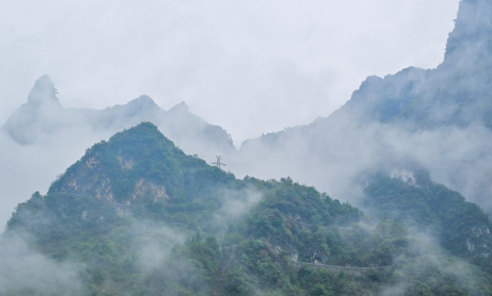 重庆巫山：秋日云雨中的下庄天路