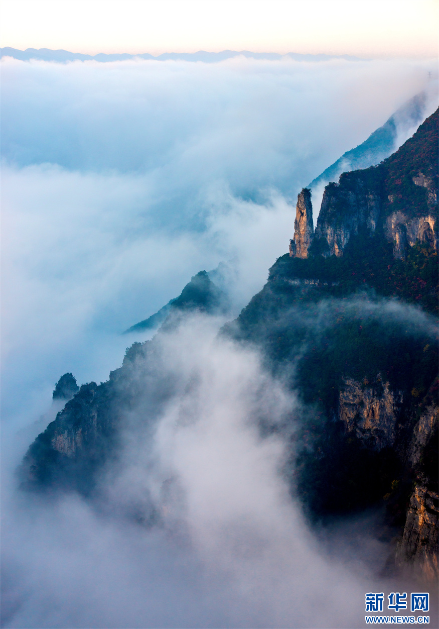 重庆：三峡红叶缀青山 巫山云海奔腾来