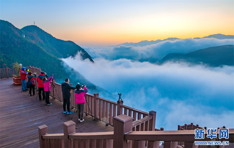 重庆：三峡红叶缀青山 巫山云海奔腾来