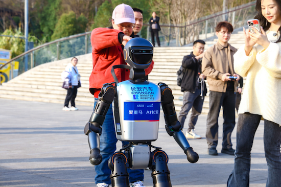 领跑AI新赛道 在发展新质生产力的竞速中长安汽车行稳致远_fororder_副本首场AI马拉松燃情背后，凸显中国智造抢占新兴赛道的强大势能2000