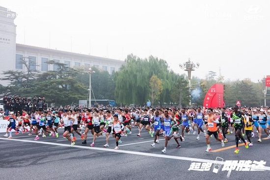 北京现代胜达领跑“北马”见证青春与热血的盛宴