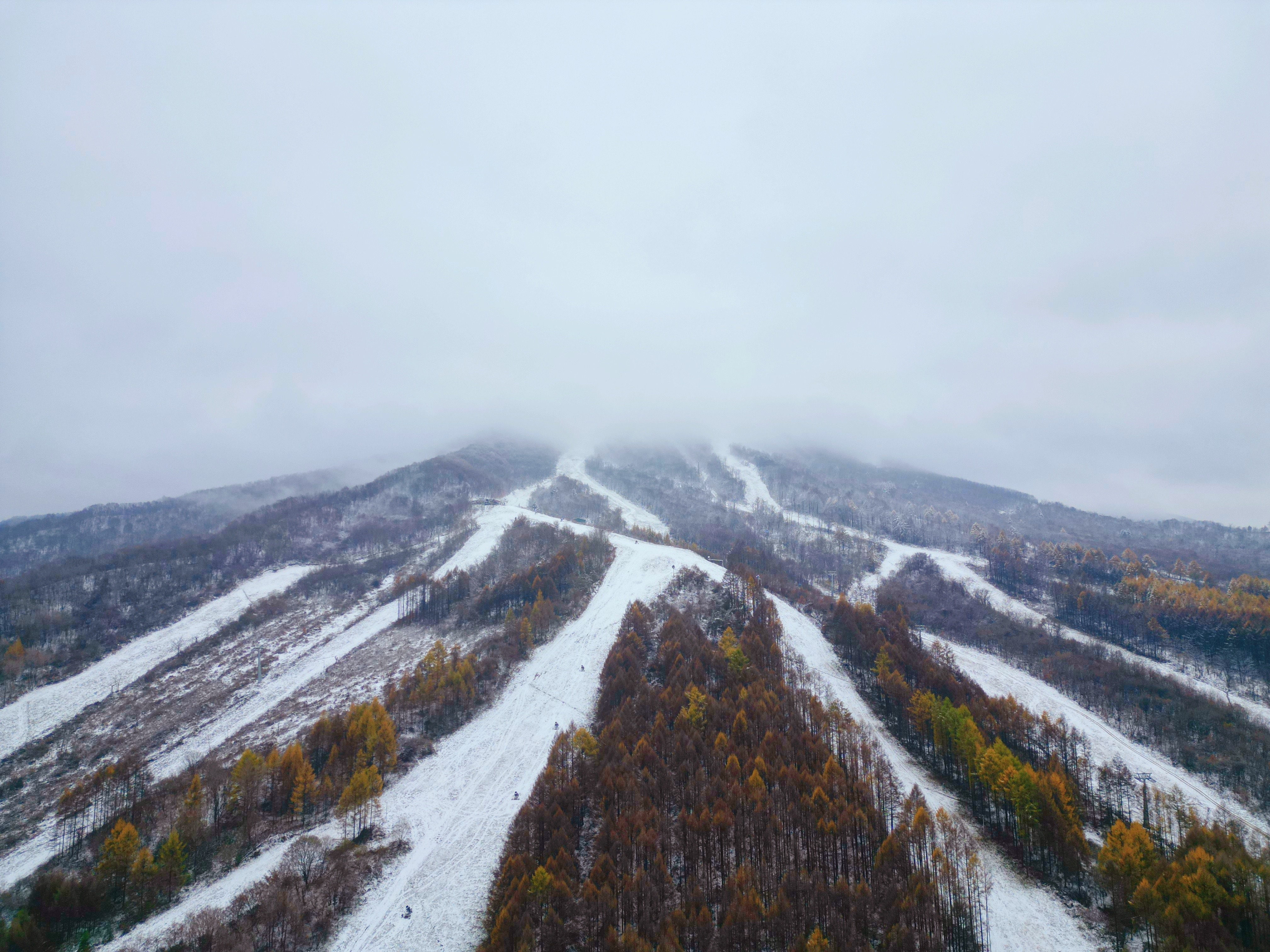 通化：初雪映山城