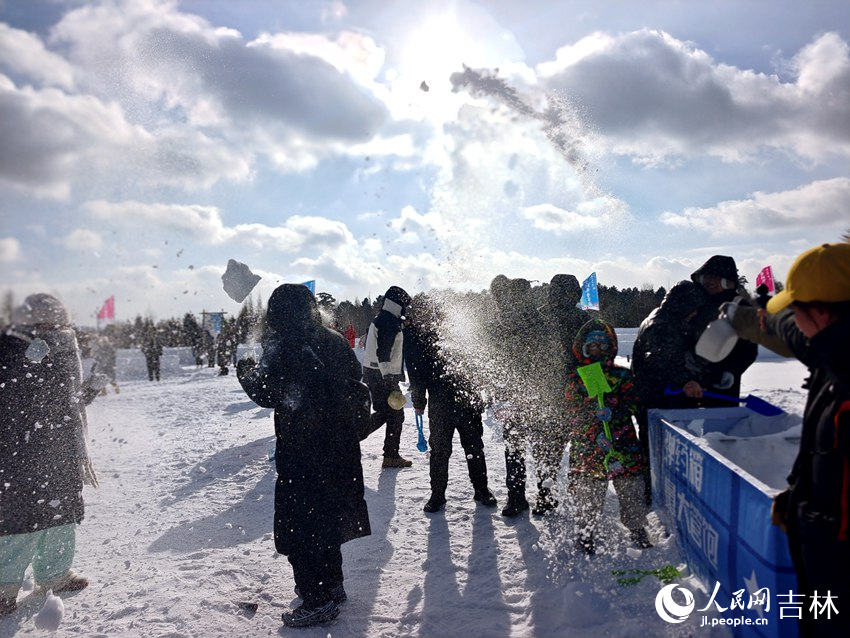 来长白山雪绒花雪乐园尽情“撒泼”