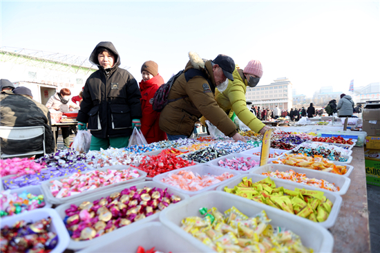 延吉市兴安大集热闹非凡 年味十足